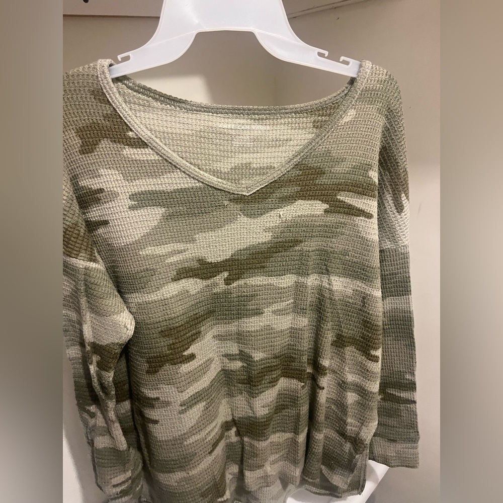 Camouflage American eagle sweater. True to size. Good condition